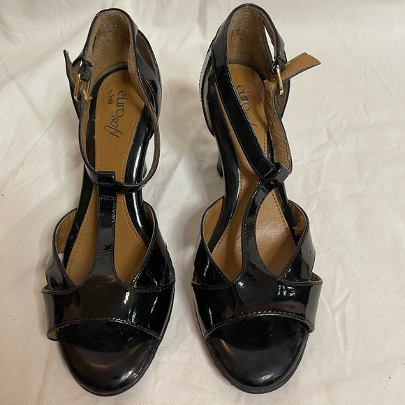 Unleash Vintage Glamour with ALDO's Formula 1-Inspired Heels - Picture 2 of 7